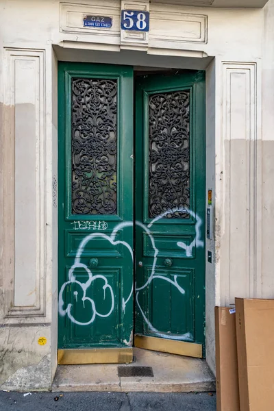 Puerta Pintada Verde Madera Vieja Bajo Número Placa Nombre Vintage —  Fotos de Stock