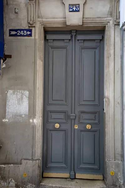 Paris França 2019 Porta Madeira Velha Sob Número 243 Placa — Fotografia de Stock