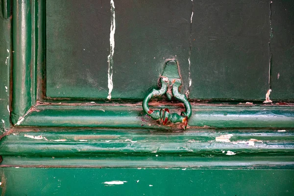 Yeşil Boya Soyma Ile Kirli Boyalı Ahşap Kapı Çerçeveleri Arka — Stok fotoğraf