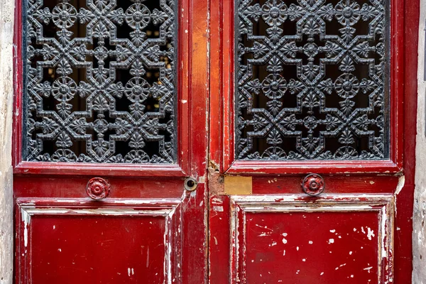 Grunge Texturen Roter Schäbiger Holztüren Mit Vintage Verzierten Schwarzen Metallgittern — Stockfoto