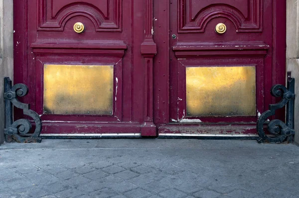 Lado Inferior Porta Madeira Pintada Vermelho Escuro Protegida Com Placas — Fotografia de Stock