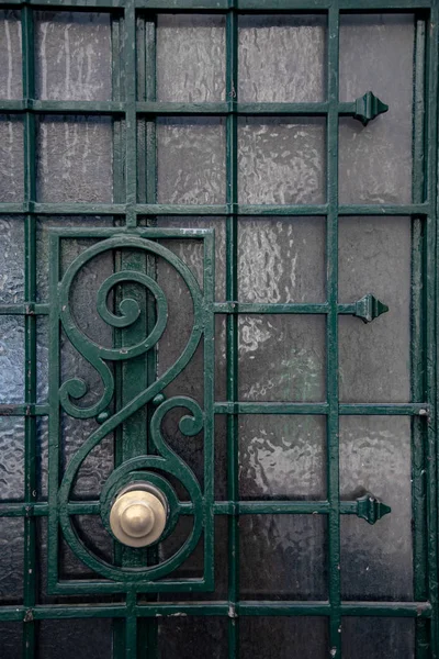 Rejillas Metálicas Ornamentadas Verdes Puerta Vidrio Mate Con Pomo Puerta —  Fotos de Stock