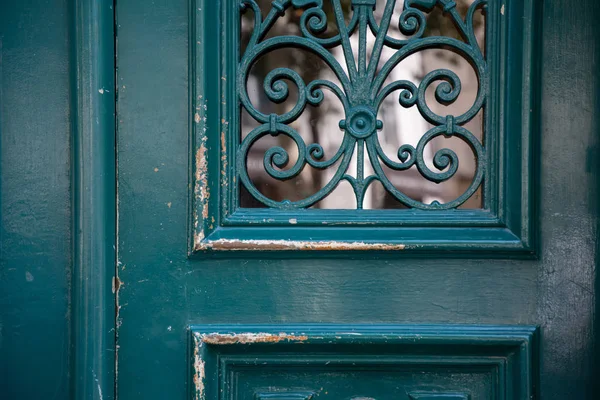 Изогнутые Декоративные Решетки Старой Деревянной Двери Окрашены Аквамарин Зеленого Цвета — стоковое фото