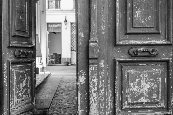 Foto Preto Branco Superfície Porta Dupla Com Tinta Descascamento Porta — Fotografia de Stock