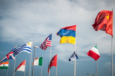 Değişik dalgalı bayrakları olan plaj