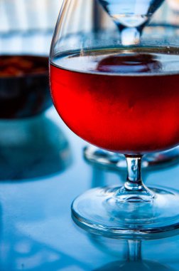Alkol içeceği, bir kadeh kırmızı şarap.