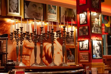 Hamburg / Almanya - 09 06 2018: Kırmızı duvarda mum tutacakları ve posterleri olan restoran içi.