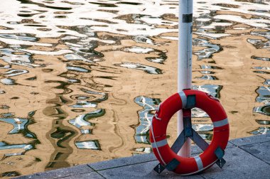 Lifebuoy göl kenarındaki iskele direğinde..