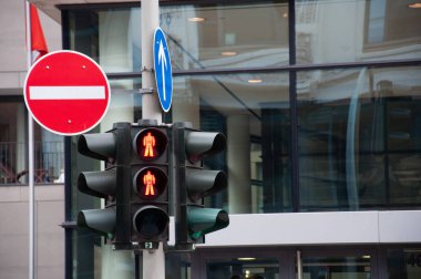 İşaretli sokak lambası