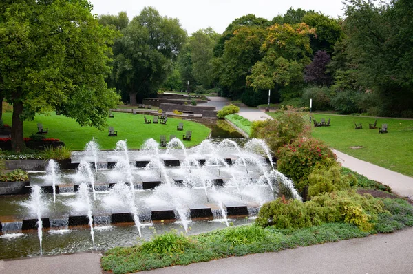 Grüner Garten Mit Springbrunnen — Stockfoto