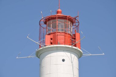 Güneşli bir günde deniz kenarında deniz feneri
