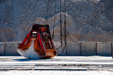 Limanda yük yüklemek için eski paslı bir tutuş. Endüstriyel ağır makine detay görüntüsü. Kargo terminali yük boşaltma ve vinç kapma zincirleri için
