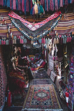 Geleneksel Türk iç mimarisi, eski halılar ve çizgili etnik süslemeleri olan yastıklar. Asya 'nın iç kısımlarında, köşedeki küçük yuvarlak kahve masası. Türk kahve saati kavramı 