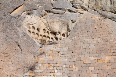 Kaya desenli sert çimento yüzeyi