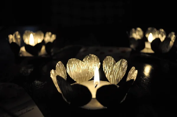 Velas Brillantes Con Corazones Sobre Fondo Oscuro — Foto de Stock