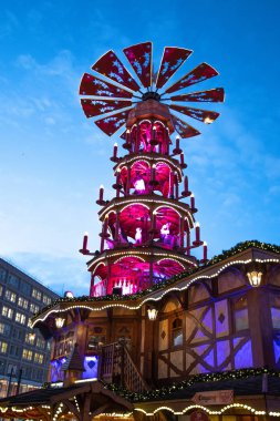 Berlin, Almanya - 12 Kasım 2018: Alexanderplatz 'daki Noel Piramidi.