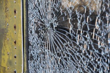 Kırık pencereli metal kutu