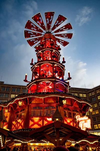 Berlín Německo Listopadu 2018 Vánoční Pyramida Vánočním Trhu Alexanderplatz — Stock fotografie