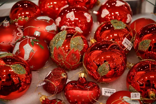 Noel dükkanında şenlik süsleri