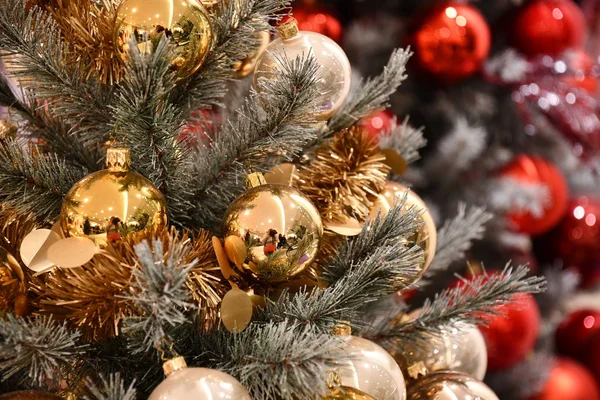 Geschmückter Tannenbaum Mit Festlichen Bällen — Stockfoto