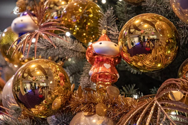 Árvore Abeto Decorada Com Bolas Festivas — Fotografia de Stock