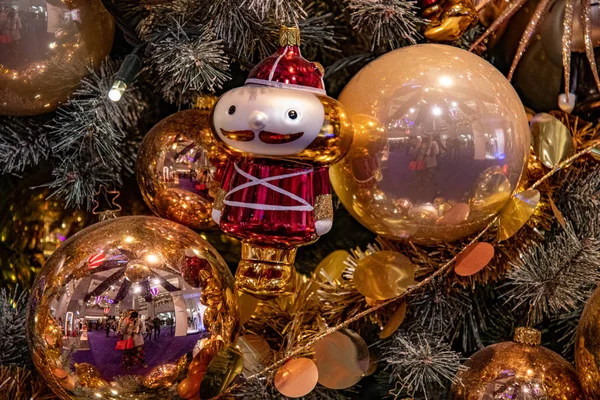 Árvore Abeto Decorada Com Bolas Festivas — Fotografia de Stock