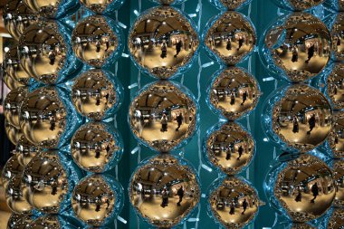 Yuvarlak cam kürelerle dekoratif desen