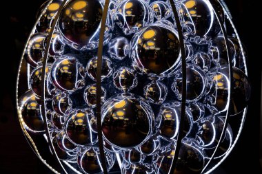 Yuvarlak cam kürelerle dekoratif desen