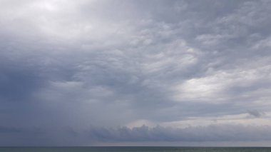 Bulutlu gri gökyüzü, kötü hava.