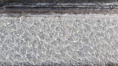 Su yüzeyinin yakın görüntüsü