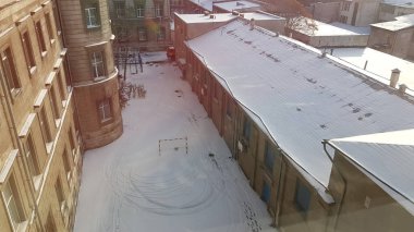 Kışın karla kaplı bahçe