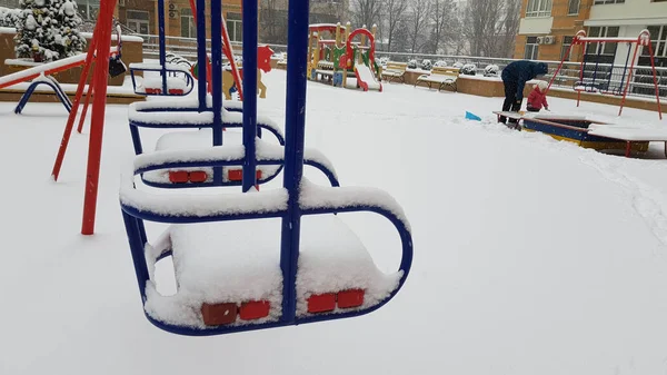 Snötäckta Gungor Vintern — Stockfoto