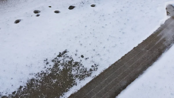 Schneebedeckter Boden Mit Abdrücken — Stockfoto