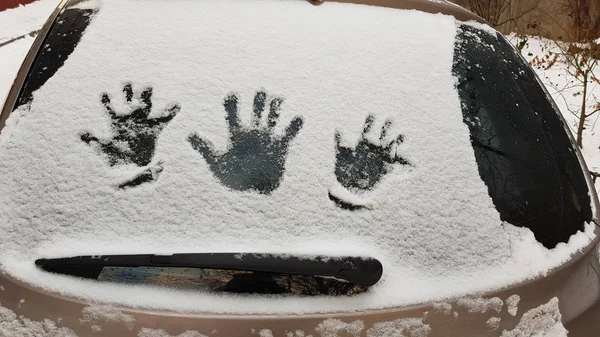 Närbild Bilen Täckt Med Snö Vintern Med Handavtryck — Stockfoto