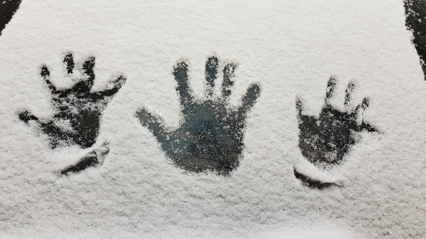 Fecho Carro Coberto Neve Inverno Com Mãos Impressas — Fotografia de Stock