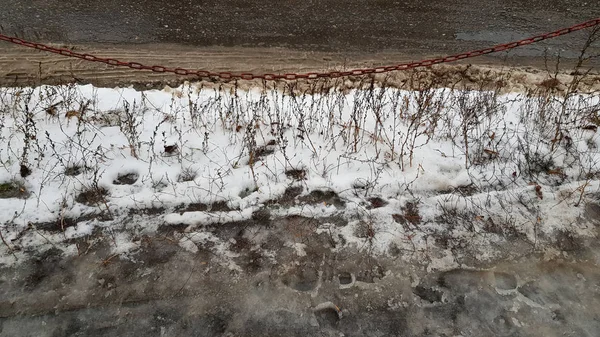 寒い冬に屋外を歩く — ストック写真