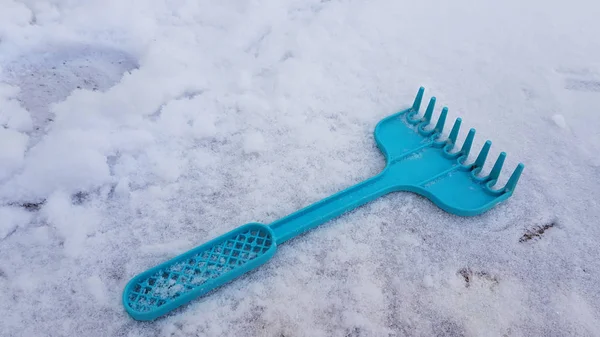 Kar Zemindeki Plastik Tırmık — Stok fotoğraf