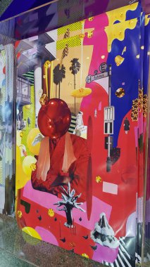 Berlin, Almanya - 12 Kasım 2018: Bikini alışveriş merkezindeki soyut Noel süslemeleri.