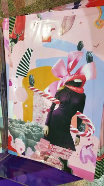 Berlin, Almanya - 12 Kasım 2018: Bikini alışveriş merkezindeki soyut Noel süslemeleri.