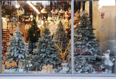 Berlin, Almanya - 12 Kasım 2018: Eski tarz dekorasyonların Noel dükkanı.