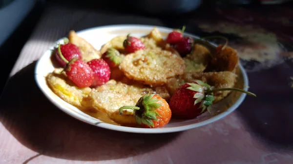 Cracker Mit Erdbeeren Auf Dem Teller — Stockfoto