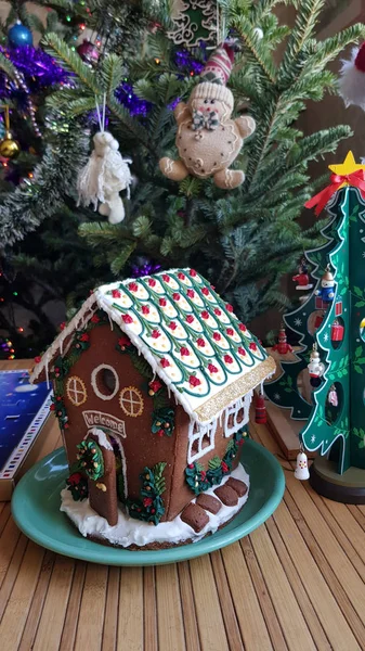 Lebkuchenhaus Auf Teller Serviert — Stockfoto