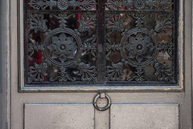 Paris kapısı detayları, yakın görüntü.
