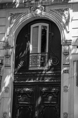 Paris kapısı detayları, yakın görüntü.