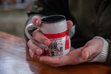 Kardan adam bardağı tutan kişiye yakın çekim