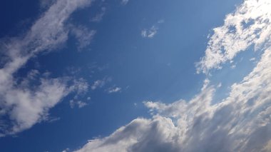 Mavi gökyüzünde kabarık bulutlu bulutlar