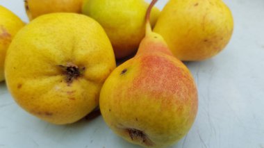 Bahçeden taze armut topladım.