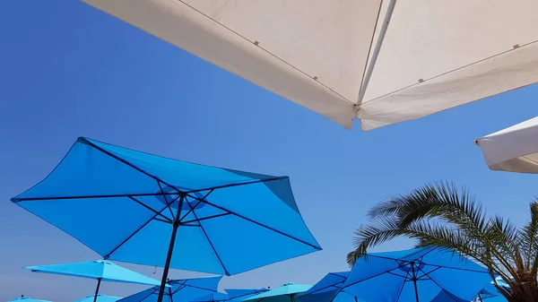 Humor Férias Com Guarda Chuvas Coloridos Céu Azul — Fotografia de Stock