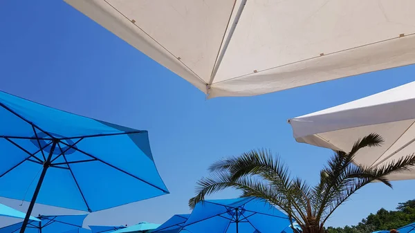 Humor Férias Com Guarda Chuvas Coloridos Céu Azul — Fotografia de Stock