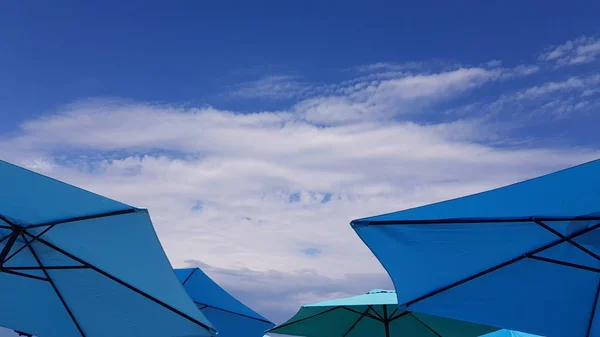 Urlaubsstimmung Mit Bunten Sonnenschirmen Und Blauem Himmel — Stockfoto